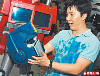 Illustration for article titled Real-Life Transforming Optimus Prime Costume